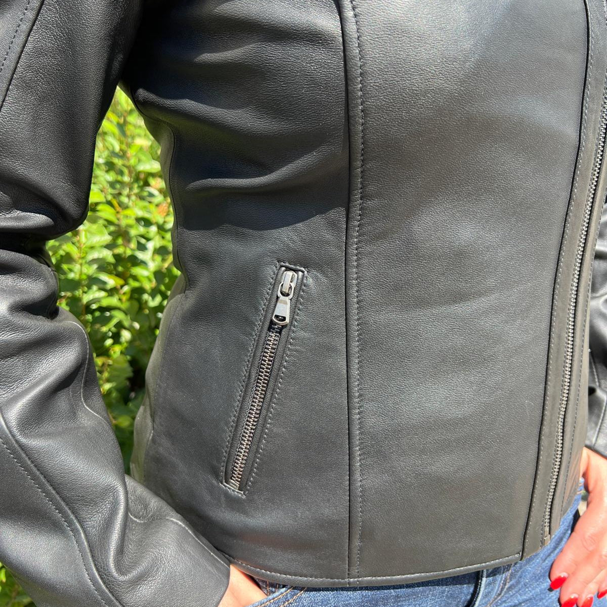 Veste femme en cuir d'agneau style motard avec col asymétrique et épaules matelassées