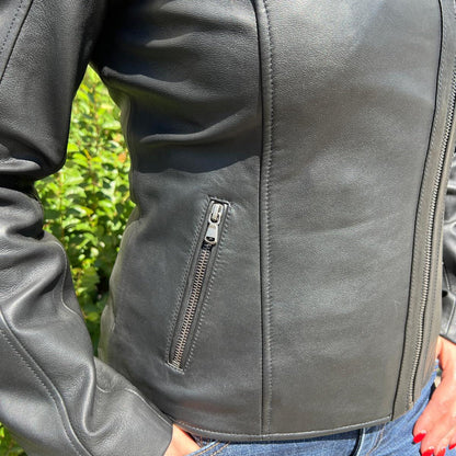 Veste femme en cuir d'agneau style motard avec col asymétrique et épaules matelassées