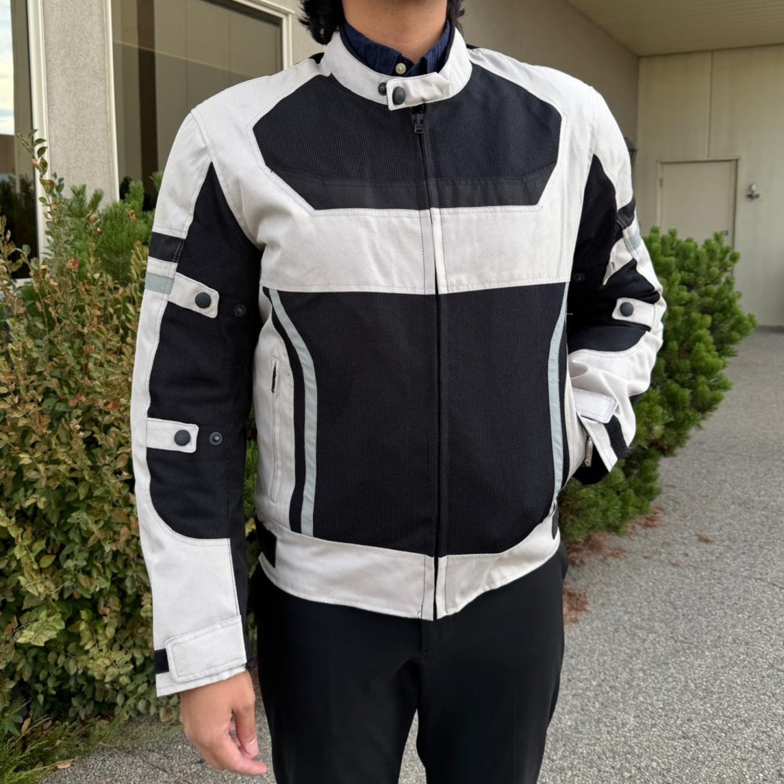 Blouson moto textile pour homme. Protections, bandes réfléchissantes et poches multiples