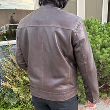 Veste en cuir d'agneau pour homme. Coupe classique marron avec fermeture éclair intégrale et poches latérales