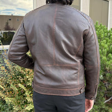 Blouson en cuir d'agneau pour homme. Style vintage marron avec poches zippées