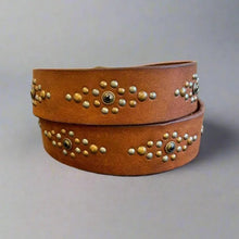 Ceinture en cuir pleine fleur pour femme avec motif clous ornementaux