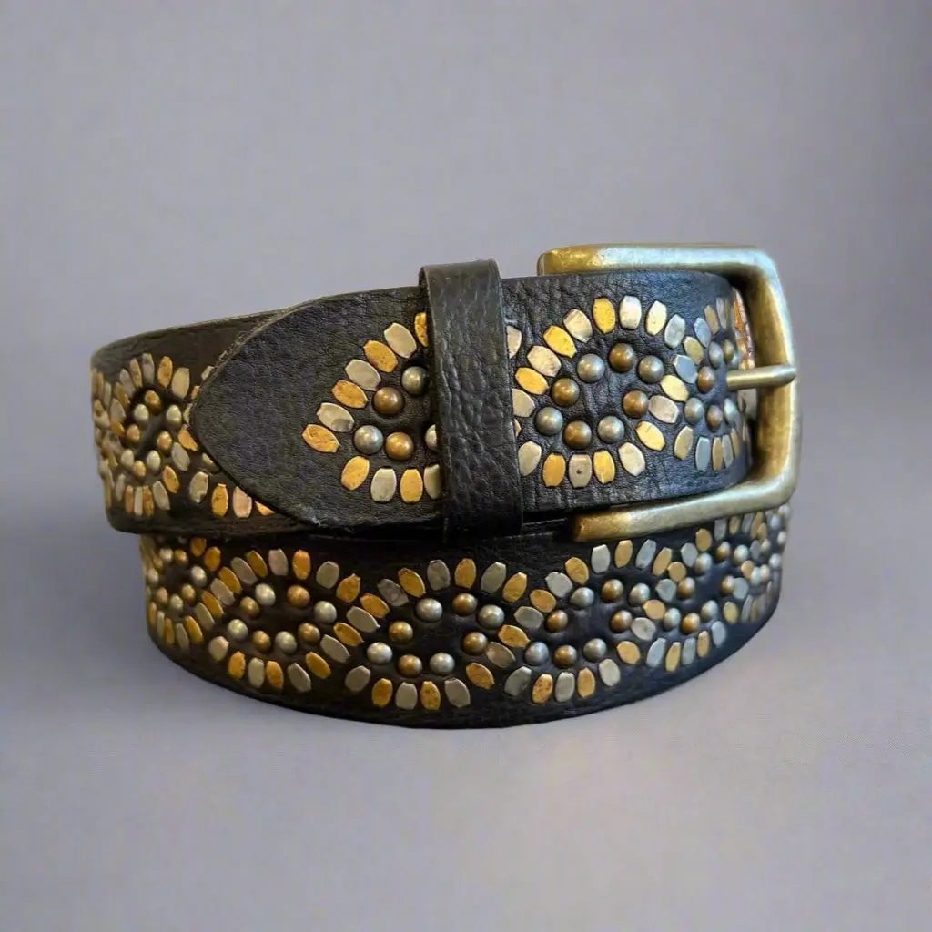 Ceinture en cuir pleine fleur avec clous pour femme