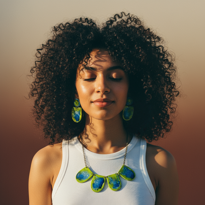 Collier plastron fait main, motif aquarelle vert et bleu