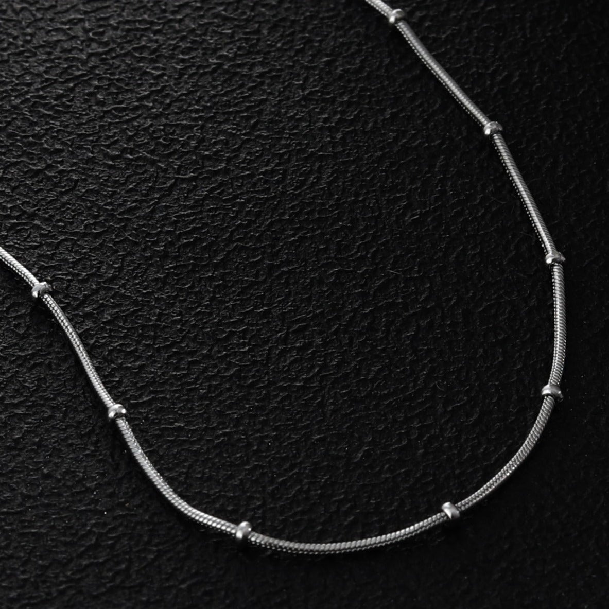 ZAHARA Mini Chaîne Fine Perles Texturées Argentées