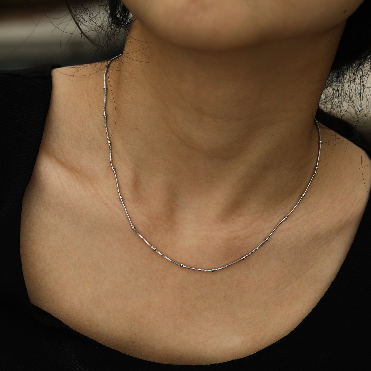 ZAHARA Mini Chaîne Fine Perles Texturées Argentées