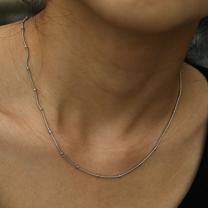 ZAHARA Mini Chaîne Fine Perles Texturées Argentées