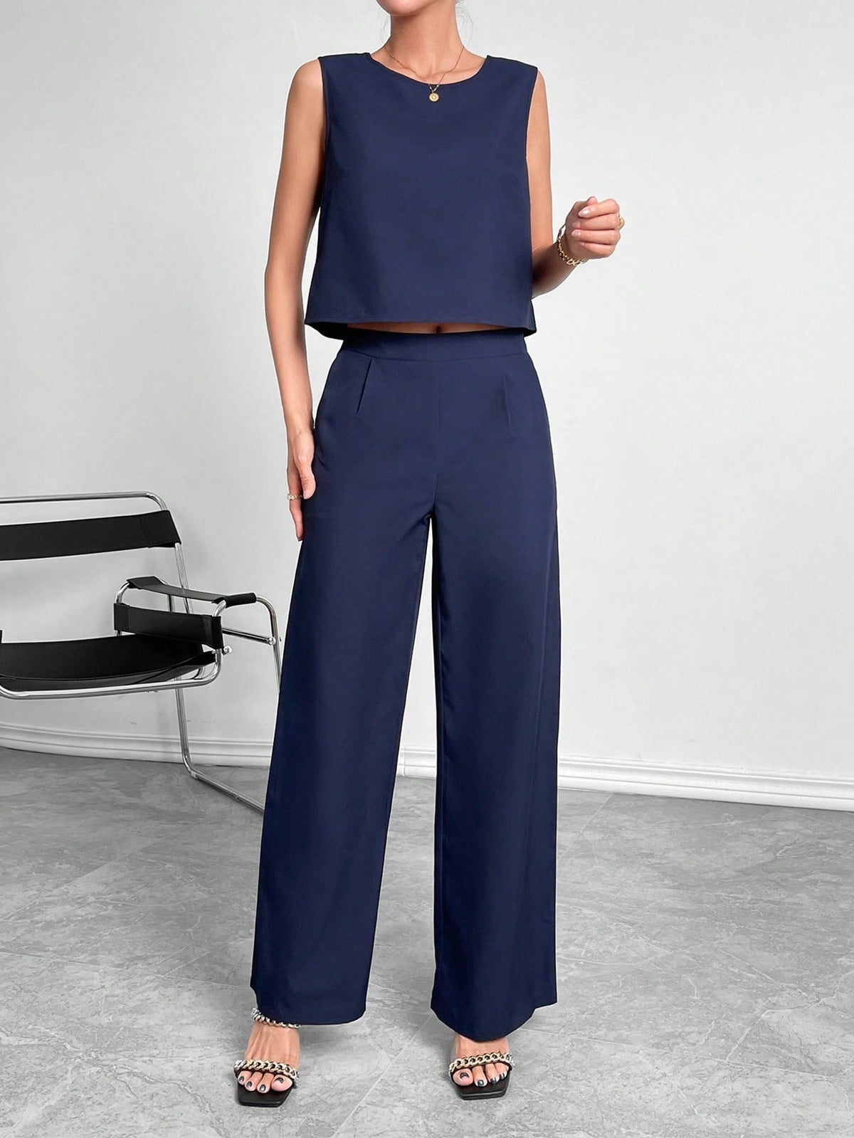Ensemble deux pièces pour femme : haut court sans manches à col rond et pantalon large – Tenue décontractée unie pour le bureau