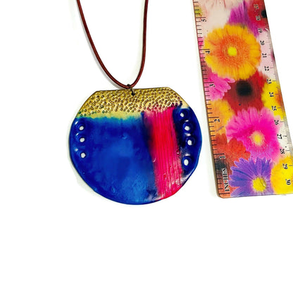 Collier Pendentif Cercle Abstraite | Argile Polymère Bleue, Rose et Dorée