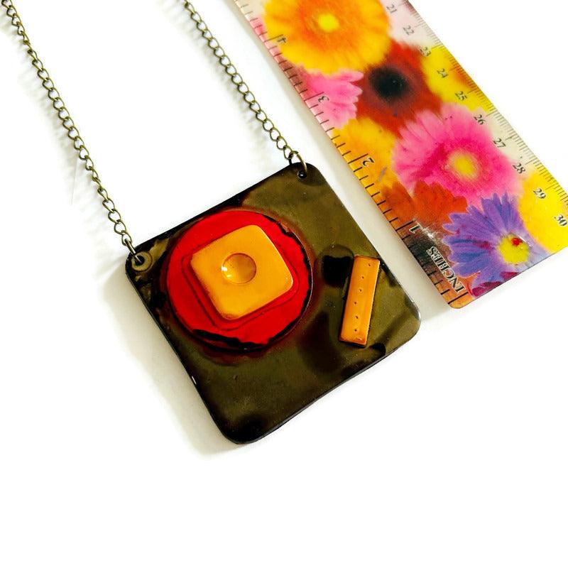 Collier Pendentif Géométrique Abstrait en Gris, Rouge, Jaune. Fait main en Pâte Polymère Épaisse