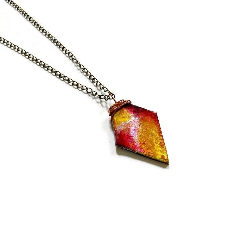 Pendentif en encre à alcool jaune, rouge et argenté