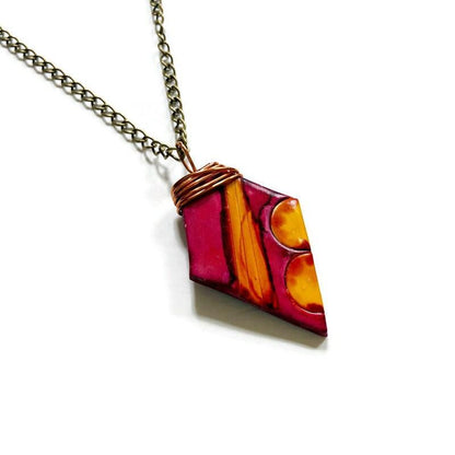 Pendentif artisanal peint en marron et jaune moutarde