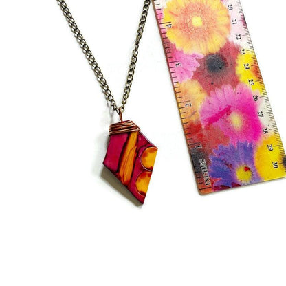 Pendentif artisanal peint en marron et jaune moutarde