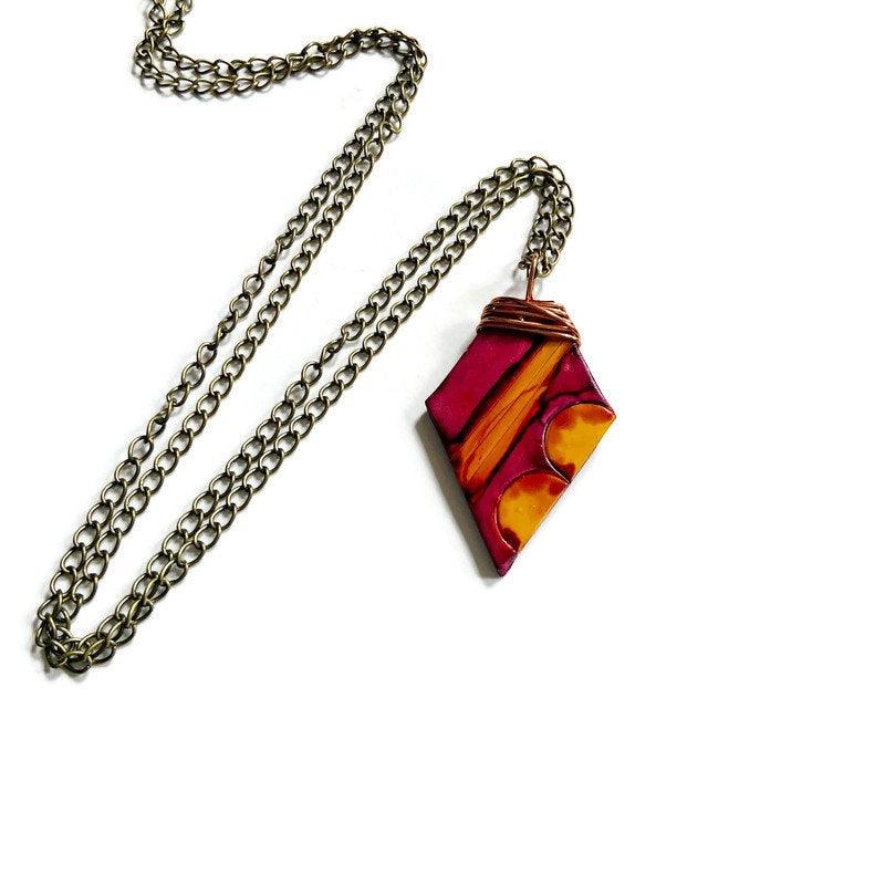 Pendentif artisanal peint en marron et jaune moutarde