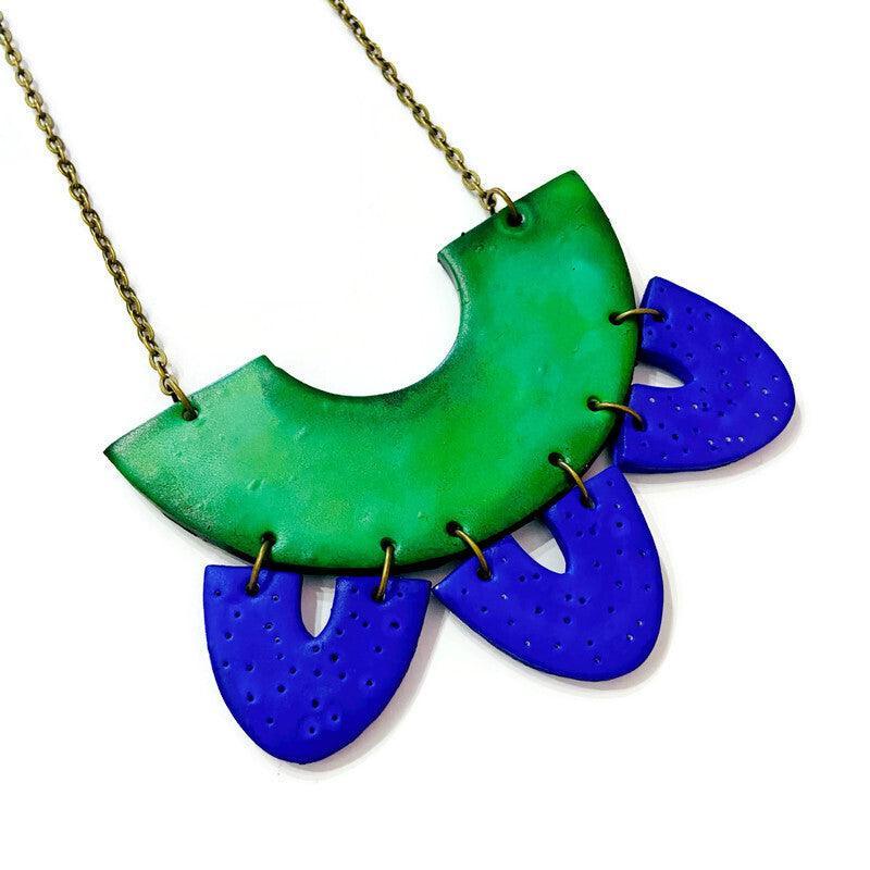 Parure collier plastron et boucles d'oreilles « Artsy » faite à la main en argile peinte bleu vert