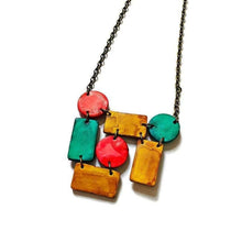 Collier plastron artistique de style géométrique fait main en argile et peint