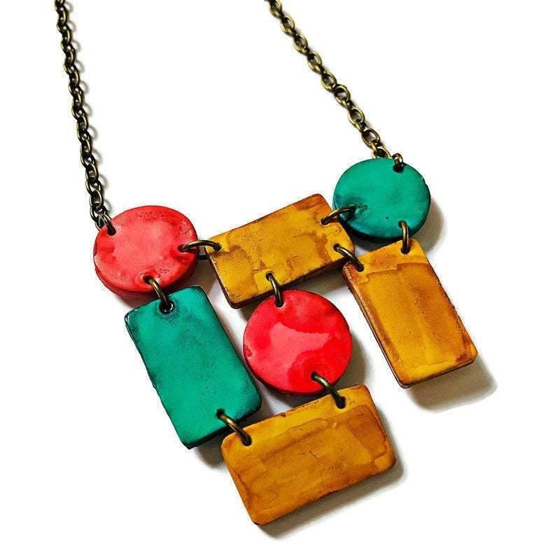 Collier plastron artistique de style géométrique fait main en argile et peint