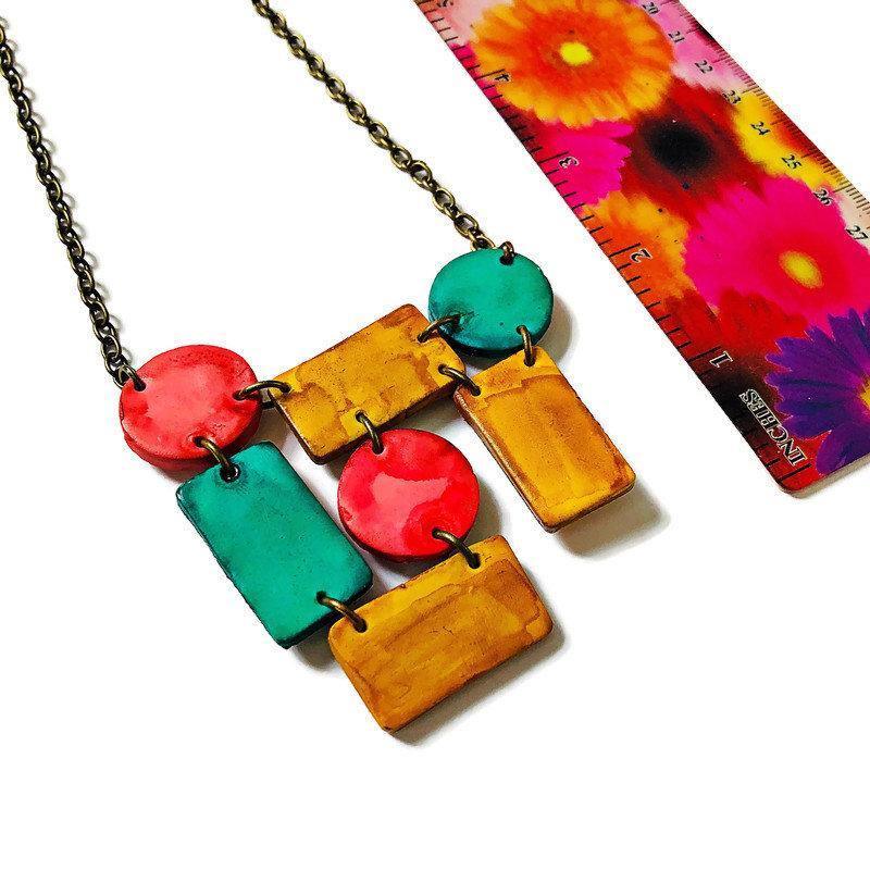 Collier plastron artistique de style géométrique fait main en argile et peint