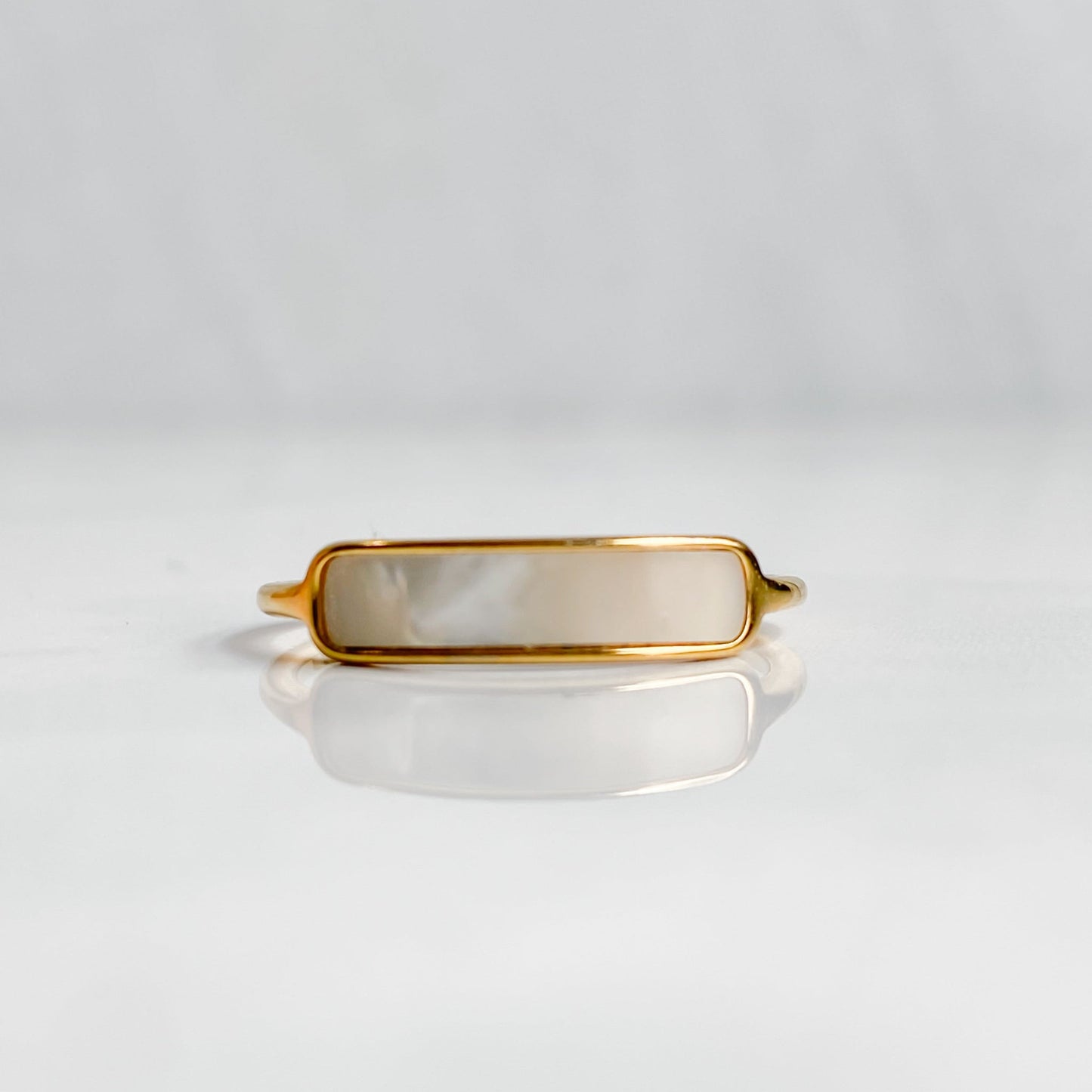 Bague dorée en nacre naturelle plaquée or 18K | CALYPSO