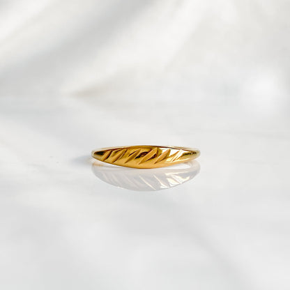 Bague dorée pour femmes en acier inoxydable plaqué or 18K | CÉRÈS