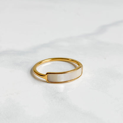 Bague dorée en nacre naturelle plaquée or 18K | CALYPSO