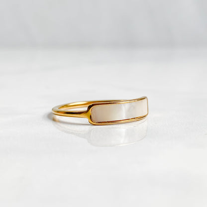 Bague dorée en nacre naturelle plaquée or 18K | CALYPSO