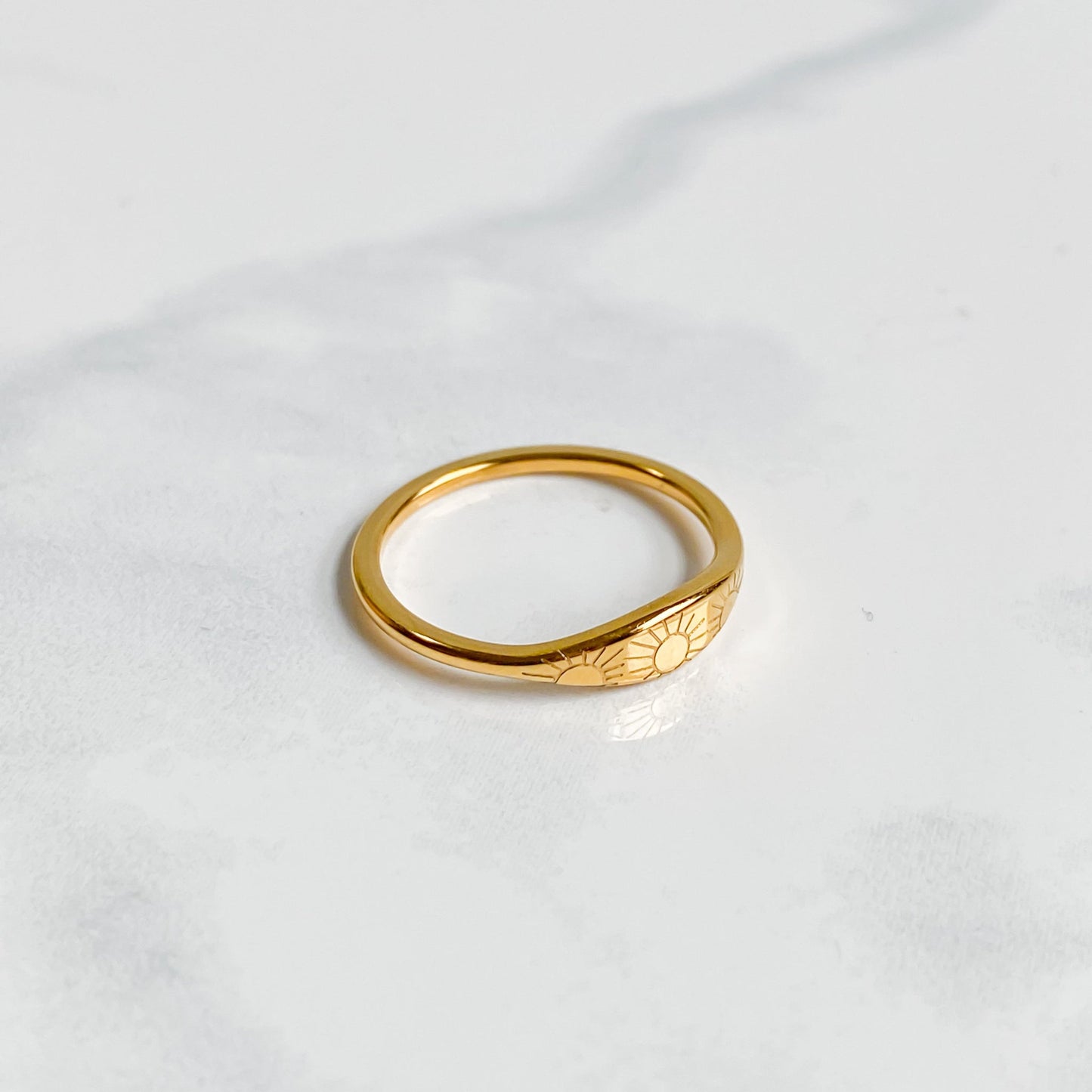 Bague soleil dorée en acier inoxydable plaqué or 18K | ASTRAÉA