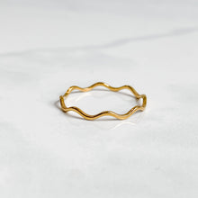 Bague ondulée dorée en acier inoxydable plaqué or 18K | NAÏA