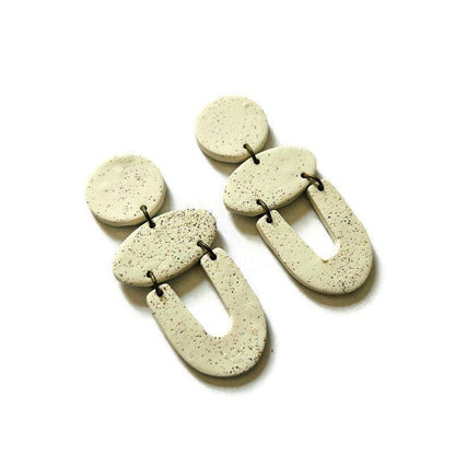 Long collier de perles blanches fait main en argile et sable de plage