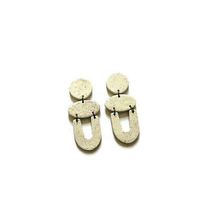 Long collier de perles blanches fait main en argile et sable de plage