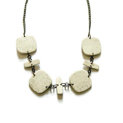 Long collier de perles blanches fait main en argile et sable de plage
