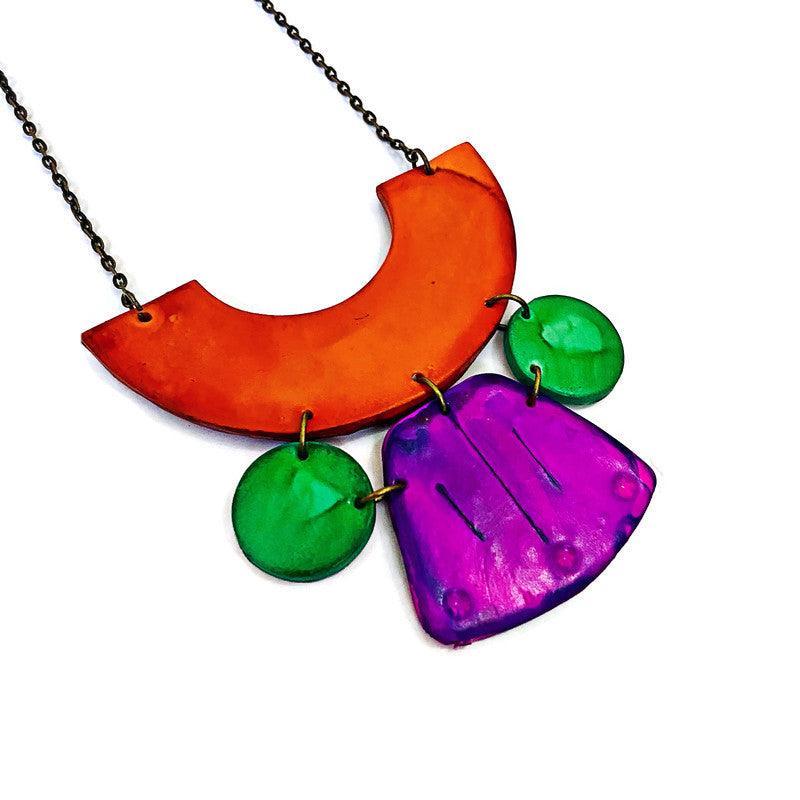 Grand collier plastron coloré et audacieux