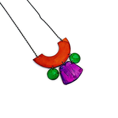 Grand collier plastron coloré et audacieux