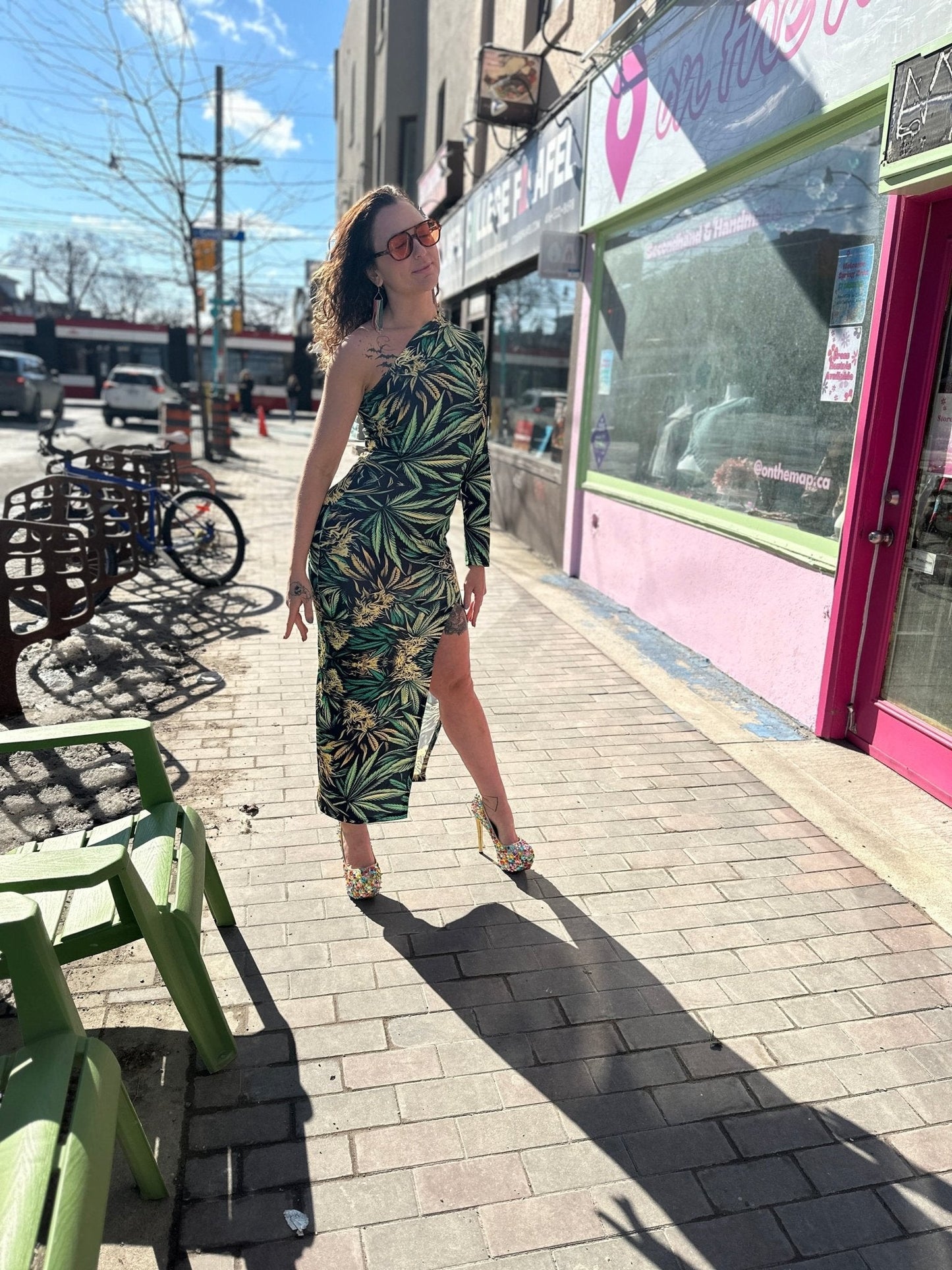 Robe longue maxi fendue à une épaule Big Buds