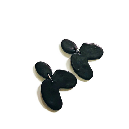 Boucles d'oreilles asymétriques rouges, avec arche, pour oreilles percées ou non percées – « Kate »