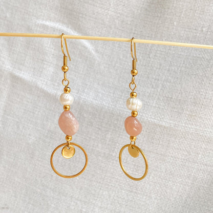 Boucles d’oreilles pendantes avec perles d’eau douce et pierre de soleil | DAPHNÉ