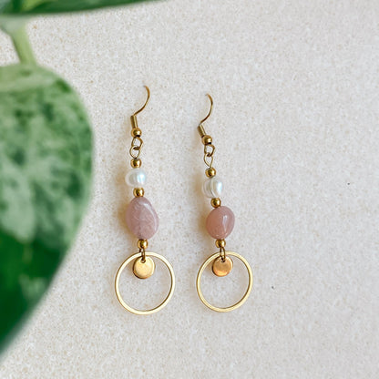 Boucles d’oreilles pendantes avec perles d’eau douce et pierre de soleil | DAPHNÉ