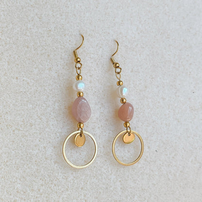 Boucles d’oreilles pendantes avec perles d’eau douce et pierre de soleil | DAPHNÉ