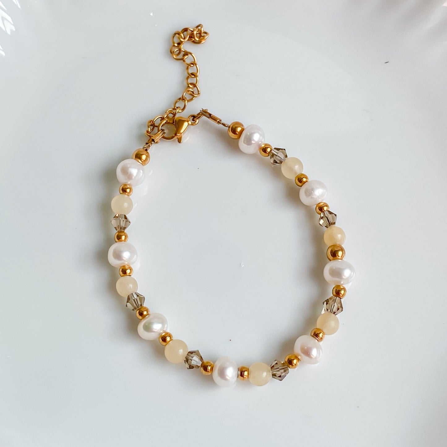 THÉIA | Bracelet fin en perles de jade jaune et perles d'eau douce