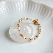 THÉIA | Bracelet fin en pierres de jade jaune et perles d’eau douce