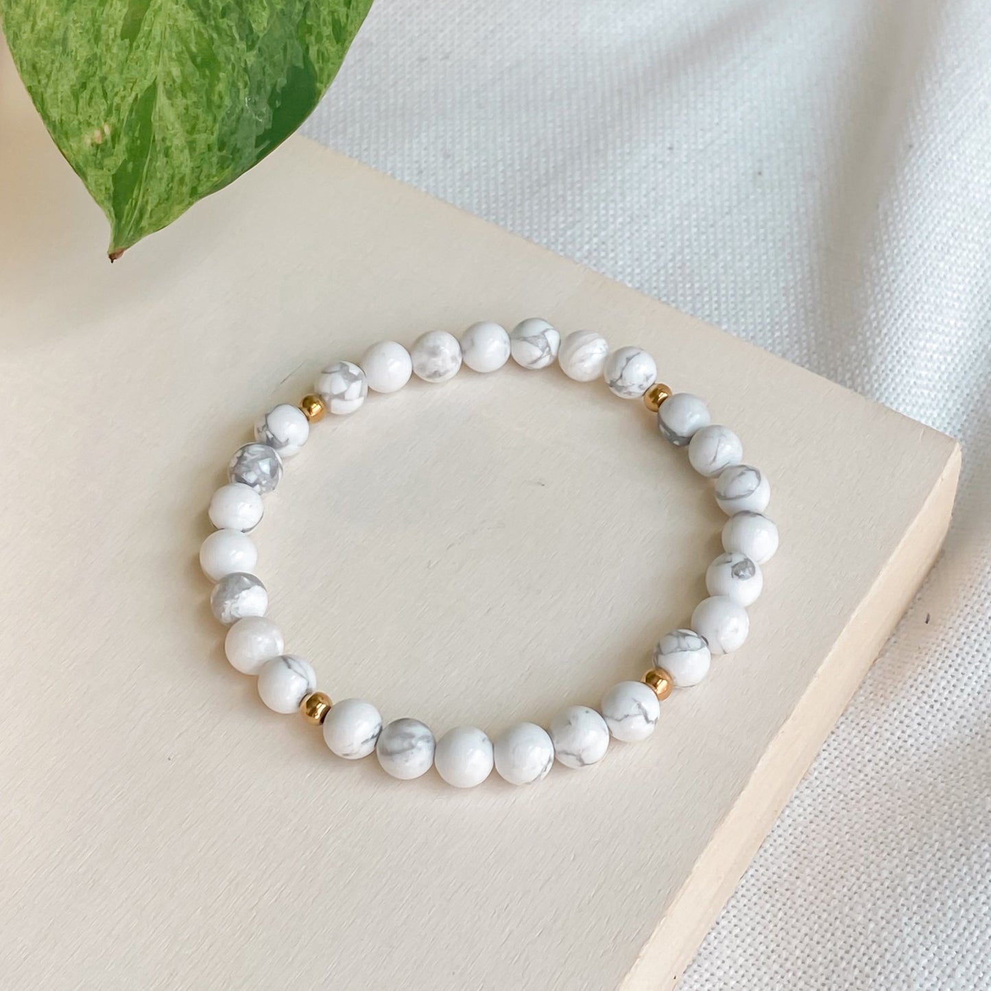 INNER PEACE | Howlite and gold stainless steel bracelet