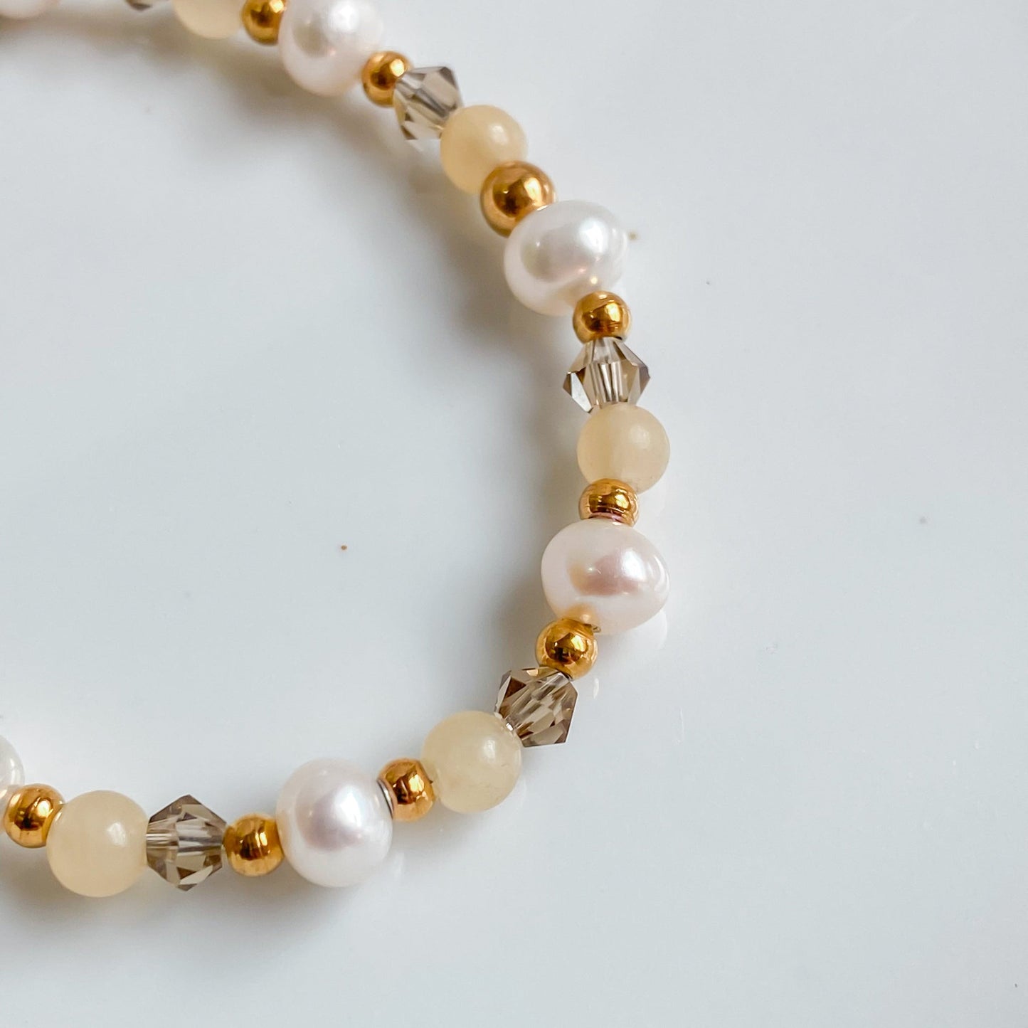 THÉIA | Bracelet fin en perles de jade jaune et perles d'eau douce