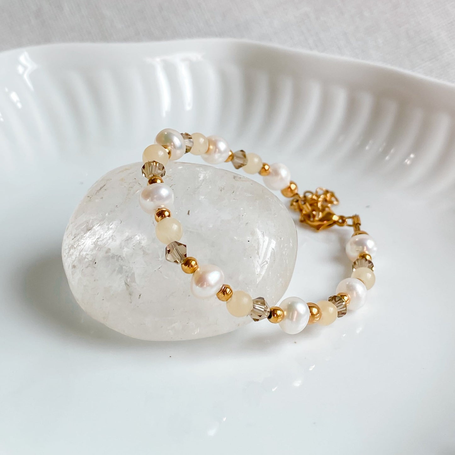 THÉIA | Bracelet fin en perles de jade jaune et perles d'eau douce