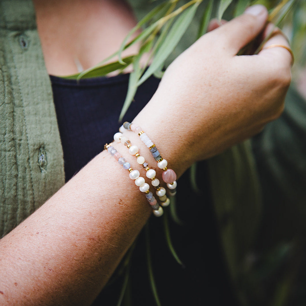 THÉIA | Bracelet fin en perles de jade jaune et perles d'eau douce