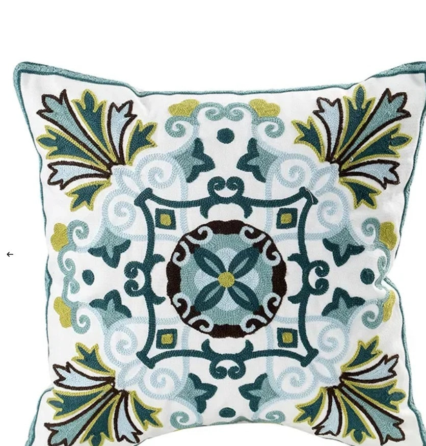Housse de coussin décorative à broderies florales