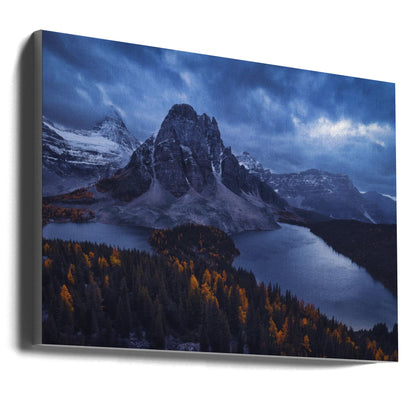 Décor mural Mont Assiniboine : Au Cœur d'une Tempête de Neige