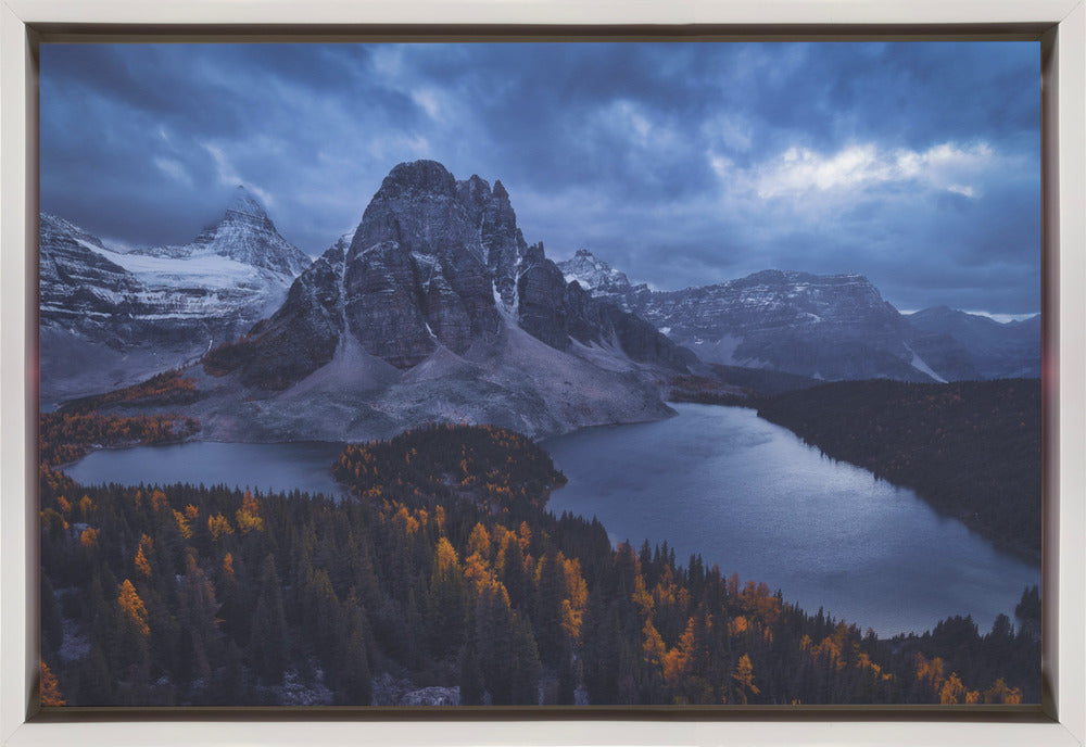Décor mural Mont Assiniboine : Au Cœur d'une Tempête de Neige