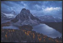 Décor mural Mont Assiniboine : Au Cœur d'une Tempête de Neige
