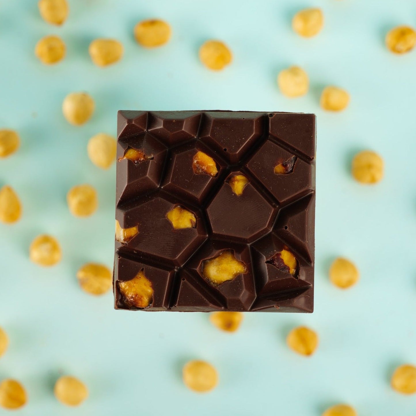 Tablette de chocolat au lait, noisettes caramélisées