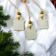 Ornement en forme de cadeau de Noël, fait à la main en argile et sable de plage de Nouvelle-Écosse